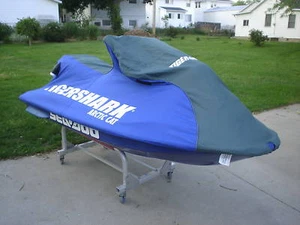 ARTIC CAT TIGERSHARK TS Cubierta '99 Azul y Verde Nuevo OEM 540 - Imagen 1 de 2