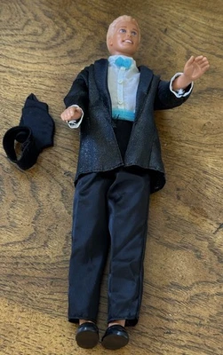 Mattel 1991 Barbie Ken Boneca Brilhante Surpresa Smoking Preto - Gravata Azul, Cummerbund - Imagem 1 de 4