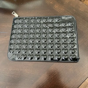 Marc Jacobs Embossed Hearts Patent Black Leather Zip Clutch Makeup Bag - Picture 1 of 12