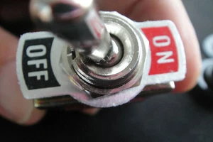 Interruptor de palanca de encendido/apagado universal de alta resistencia 20A 125V 2 terminal con arranque impermeable - Imagen 1 de 4