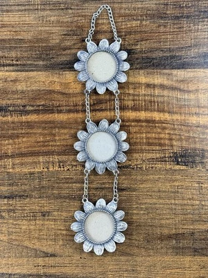 "Marco de fotos floral de peltre colgante de 12"" tres fotos 2x2 tres flores" Foto 1 de 4