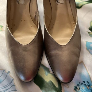 Trotters Signature Wm-10.5/43 SARAH Gold Leather Sm Block Heel Dress Pumps GUC* - Bild 1 von 18