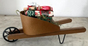 Carretilla Byers Choice Carolers con regalos - Imagen 1 de 5