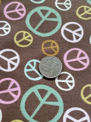 Tela de costura de edredón de 1 1/2 yarda colorido signo de paz símbolos fondo marrón  Foto 1 de 4