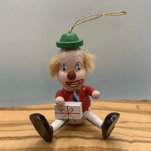 "Adorno sentado payaso de madera vintage sosteniendo regalo pintado a mano 2 5/8"" de alto" - Imagen 1 de 6