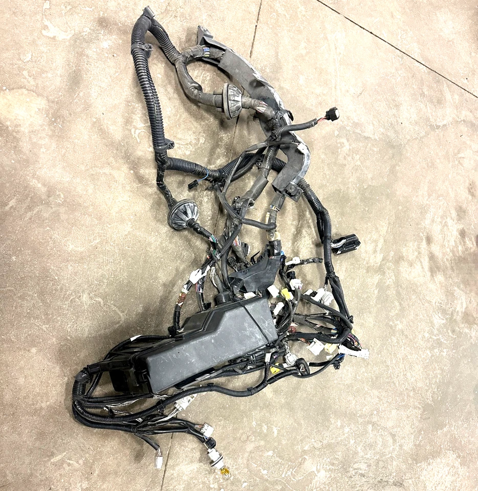 05 06 07 08 09 10 CAJA DE FUSIBLES MOTOR TOYOTA AVALON LIMITED COMPLETA CON CABLEADO Foto 1 de 4