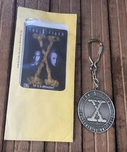 X-FILES $10 SCHEDA TELEFONICA prepagata con busta rara Mulder Scullly e portachiavi vintage - Foto 1 di 5