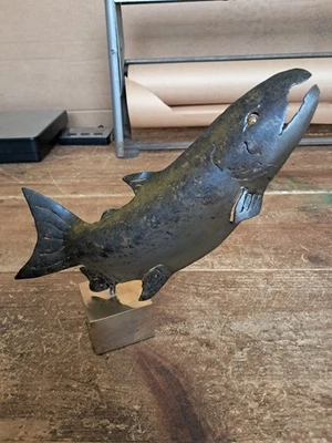 Escultura de latón Sockeye Salmon con ojo de vidrio flotante firmada por Bob Kimball rara Foto 1 de 4