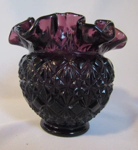 FENTON GLAS DUNKEL LILA 4-1/4" AMETHYST DIAMANT UND FÄCHER DESIGN KUGELVASE - Bild 1 von 3