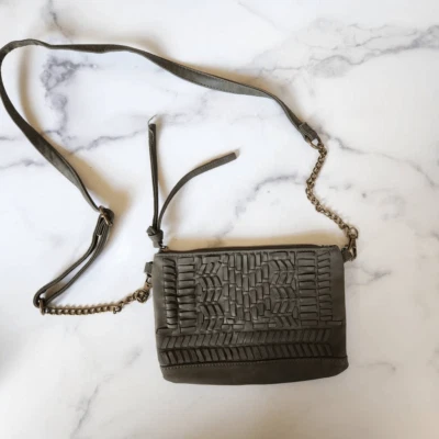 Cato Verde Oscuro Suave Vegano Plisado Bandolera Monedero Boho Cadena Correa Foto 1 de 4