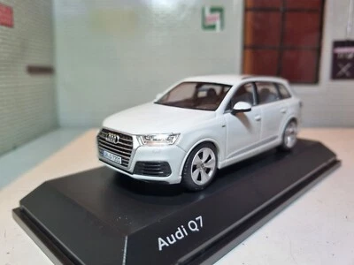 Audi Q7 Glacier White 1:43 Scale 4x4 V8 4.2 2007 Diecast Detailed Model - Image 1 of 4