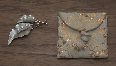 Broche de perlas Akoya de agua salada de plata de ley hoja cepillada bolsa de Japón Uyeda Foto 1 de 4