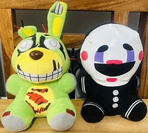 2x Five Nights at Freddy's Plushes: 6" Nightmarionette und 7" Tie-Dye Springtrap - Bild 1 von 21
