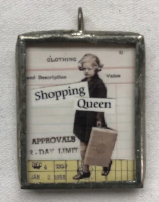 Colgante con dije de peltre soldado reversible hecho a mano “Shopping Queen” 1”x 1-1/4” Foto 1 de 4
