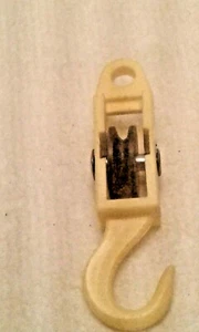 Gilbert Erector Set: Part 827: Yellow Single Sheave Pulley Block - Picture 1 of 1
