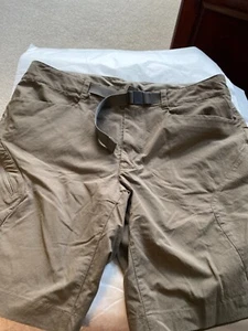 THE NORTH FACE HIGH QUALITY MENS ARMY GREEN CARGO SHORTS SIZE 36 - Picture 1 of 6