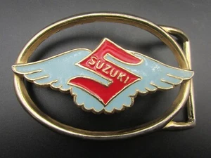 Original 70er Jahre Suzuki Gürtelschnalle Flügel Emaille NOS seit 70er Jahren in Schublade - Bild 1 von 4