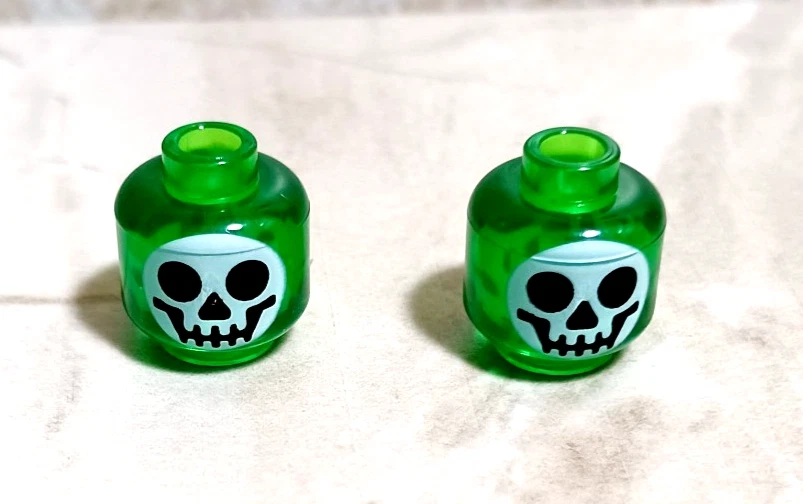 Nuevo LEGO Cabeza Esqueleto VERDE TRANS Impreso Lote de 2 Raro Único Miedo Halloween Foto 1 de 1