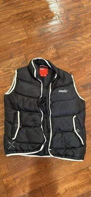 Colete Swix Puffer Feminino Grande Preto Inchado Isolado - Imagem 1 de 3