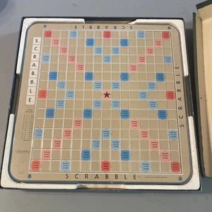 Deluxe Scrabble Kreuzworträtsel Spiel 1976 mit drehbarem Drehteller 94 Teile - Bild 1 von 9