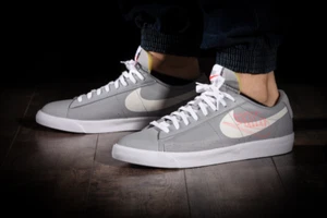 Nike Low Blazer Grau Leder Schnurrbart Weiß Schriftzug Nike Rot Sneaker - Bild 1 von 3