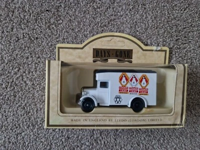 LLEDO DAYS GONE CLASSIC 'COSMOS LAMP' 1934 DENNIS PARCELS VAN MODEL REF 16020 - Image 1 of 3