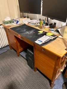 Vintage Schreibtisch, 78 cm x 155 cm, Vollholz, 2 Rollfächer,  - Bild 1 von 3