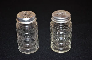 VINTAGE ANCHOR HOCKING CLEAR WAFFLE GLASS SALT & PEPPER SHAKERS ALUMINUM TOPS - Picture 1 of 11