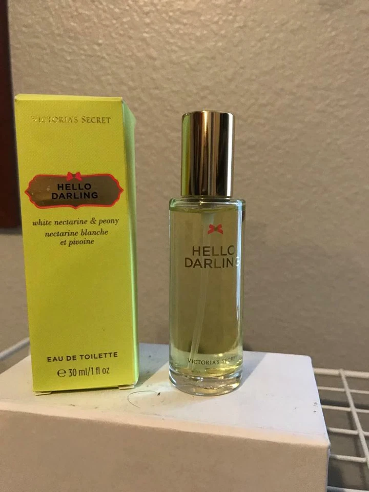 Victoria Secret HELLO DARLING EDT 香水喷雾 1 液量盎司 30 毫升罕见全新罕见 — 第 1/1 张图片