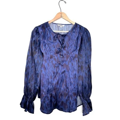 Blusa de seda Tucker para mujer azul con estampado de animales cuello atado volantes talla mediana Foto 1 de 4