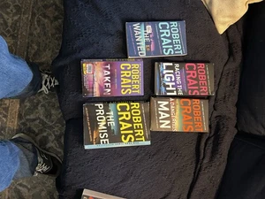 Robert Crais Novels, Books Lot Of 4 - Picture 1 of 2