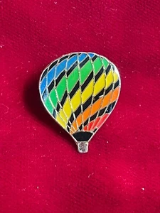 Regenbogen mit schwarzem Epoxidharz über Emaille Heißluftballon Krawatte Anstecknadel 1,1" - Bild 1 von 2