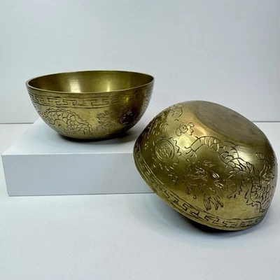 "2 cuencos antiguos chinos de latón grabados de 4,5"" doble dragón y armonía solar/equilibrio" Foto 1 de 4