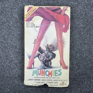 Munchies VHS 1987 Horror Cult  Comedy Harvey Korman Roger Corman - Tested - Foto 1 di 14
