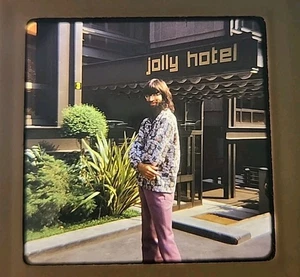 1972 Handsome Bearded Man 70s Vibe Honeymoon Hotel Kodachrome Transparency Slide - Bild 1 von 5