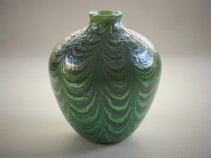 ORIENT & FLUME Studio Kunst Glas Vase - 1979 Peking grün rissig drapiert - 7" Höhe. - Bild 1 von 12