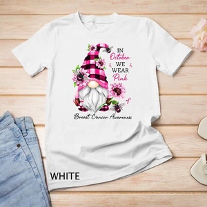 En Octubre We Wear Rosa Gnomo Concientización sobre el Cáncer de Mama Camiseta Unisex - Imagen 1 de 15