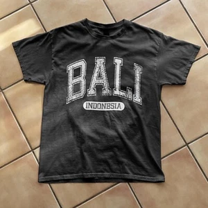 Bali Indonesien Classic Varsity Style T-Shirt Sommer Reise Souvenir - Bild 1 von 9