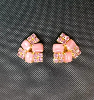 Retro 1940's Pink Crystal Art Glass Vintage Earrings Gold Tone Clip On Unsigned - image 1 of 4