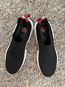 dkny black tennis shoes