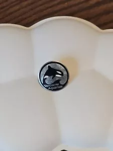 Vancouver aquarium orca killer whale Souvenir Lapel Pin - Picture 1 of 2