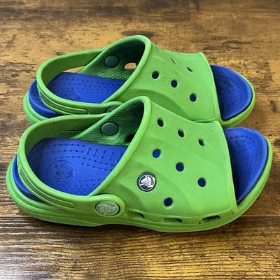Sandalias con punta abierta verde y azul Crocs talla 10/11 para niños correa trasera deslizable Foto 1 de 4
