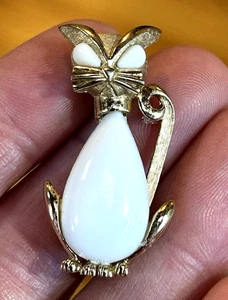 Broche Pin Gato Trifari Corona Vintage Tono Dorado Cuentas Blancas - Imagen 1 de 3