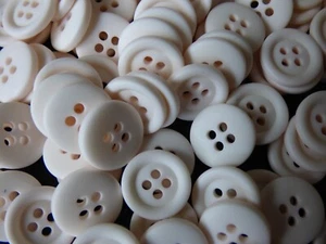 Knöpfe 15 mm 24 L x 10 elfenbeinweiß 4-Loch Rollenrand matt Nähen & ein kostenloses Geschenk - Bild 1 von 4