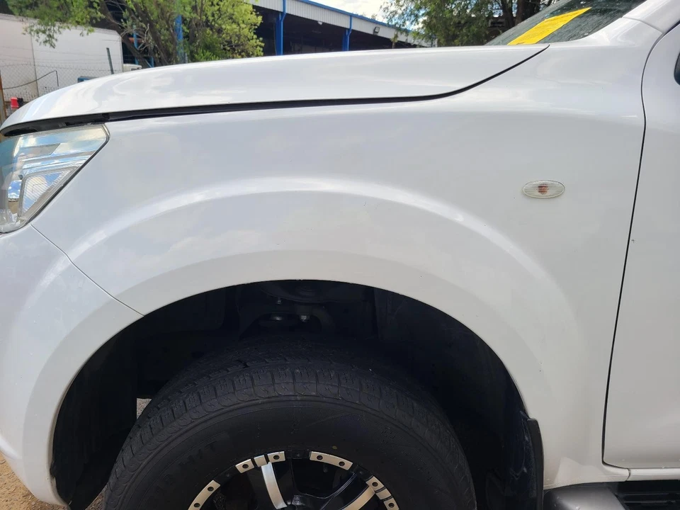 NISSAN NAVARA LEFT GUARD NP300, DUAL CAB, DIESEL, ST/SL, W/ INDICATOR TYPE, 04/1 - image 1 of 1