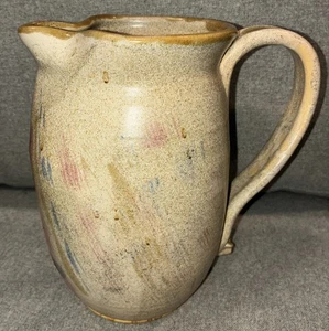 Jarra PRETTY Studio Pottery 1Qt firmada por ELISA GAUL moca y esmalte de ceniza pastel - Imagen 1 de 8