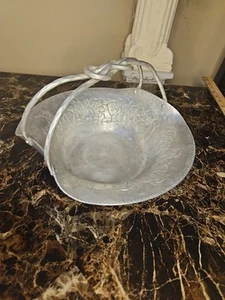 Vtg Everlast Aluminum Basket Hand Forged Love Knot Handle Floral Bouquet Design - Picture 1 of 17