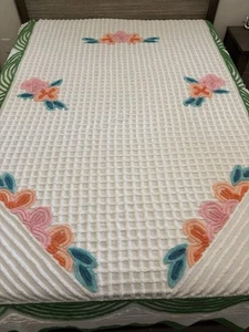 Copriletto vintage anni 70 ciniglia bianca 87x102 floreale verde arancio rosa blu - Foto 1 di 12