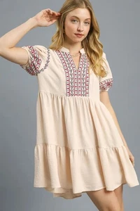 Umgee Minikleid mit Blumenbesatz und Puffärmeln - Bild 1 von 6