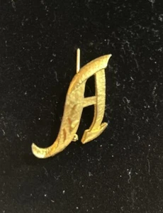 Spilla spilla vintage in oro opaco design taglio diamante lettera A MAMSELLE - Foto 1 di 3